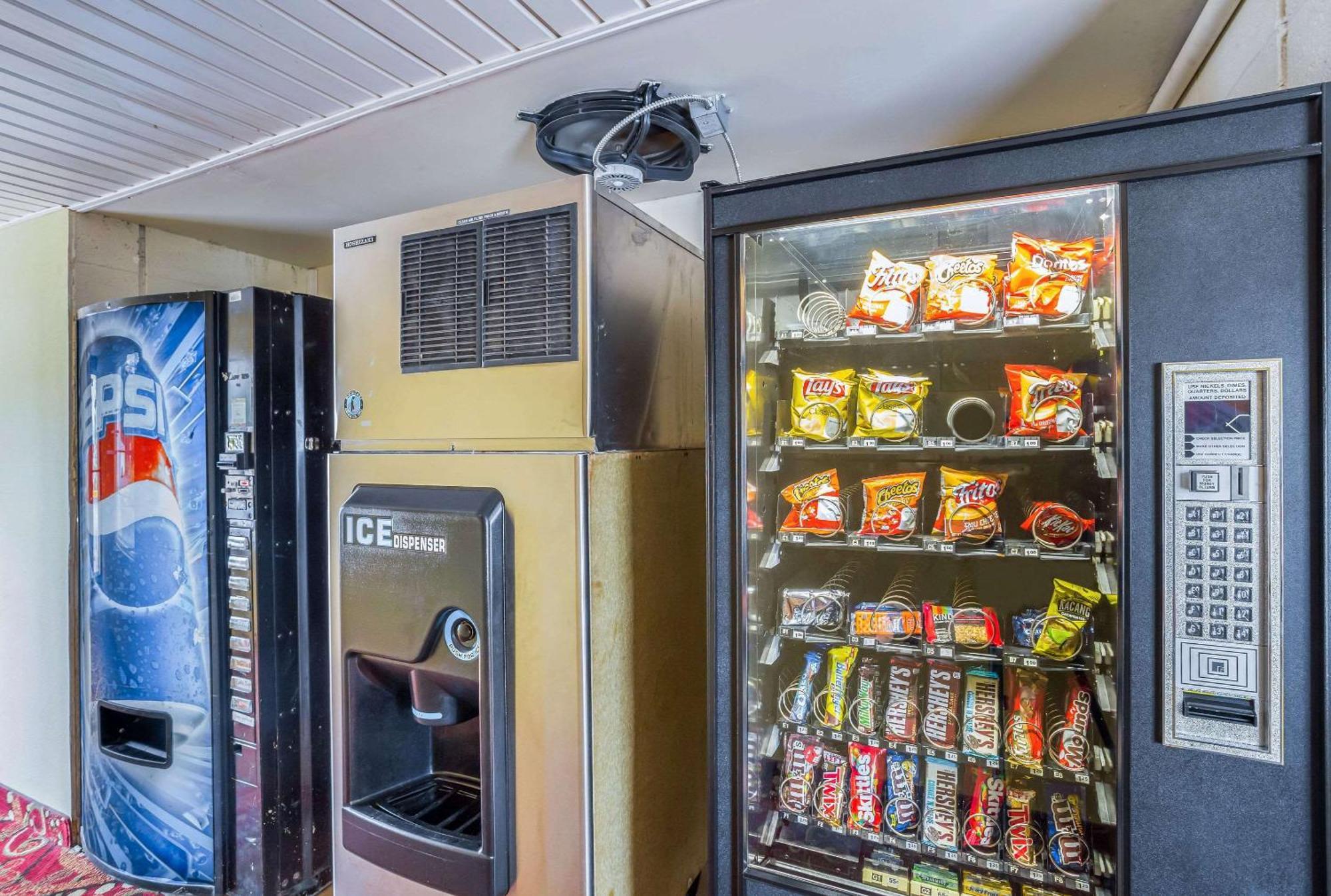 Econo Lodge Huntington - Barboursville University Area Экстерьер фото